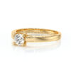 Bague en or jaune avec un diamant rond scintillant, parfaitement serti, idéale pour une proposition en mariage ou une occasion spéciale. Design élégant et moderne, avec un anneau lisse qui met en valeur la brillance du diamant.