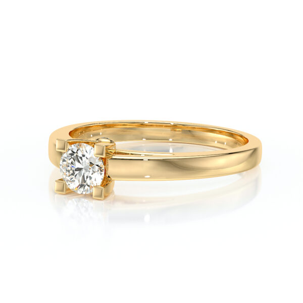 Bague en or jaune avec un diamant rond scintillant, parfaitement serti, idéale pour une proposition en mariage ou une occasion spéciale. Design élégant et moderne, avec un anneau lisse qui met en valeur la brillance du diamant.