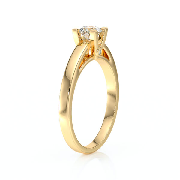 Bague en or jaune avec un diamant brillant en taille ronde, sertie sur un anneau délicat. Ce modèle élégant met en valeur le diamant central tout en ajoutant une touche de sophistication avec des détails raffinés et un design intemporel, idéal pour une demande en mariage ou une occasion spéciale. Bijoux de luxe, engagement, or jaune.