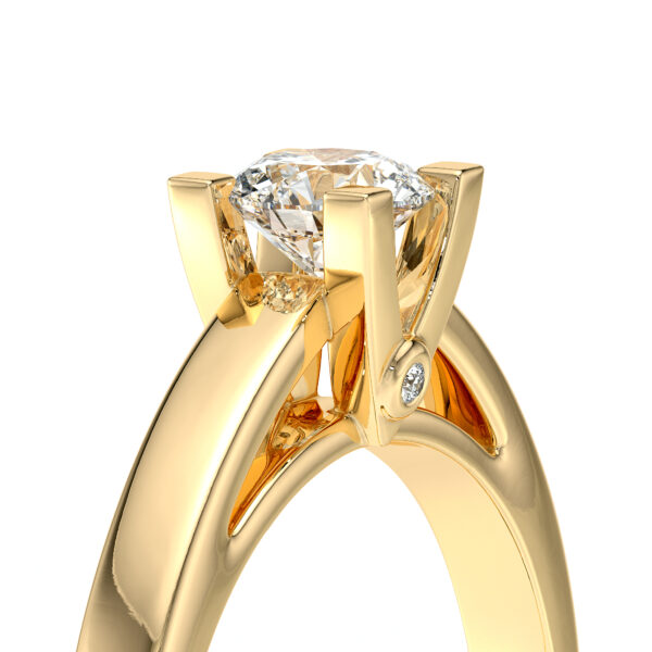 Bague en or avec un grand diamant brillant, présentation du côté droit mettant en évidence la monture élégante et moderne ainsi qu'un petit diamant sur le côté, idéale pour un engagement ou un bijou de luxe. Modèle classique + diamant.