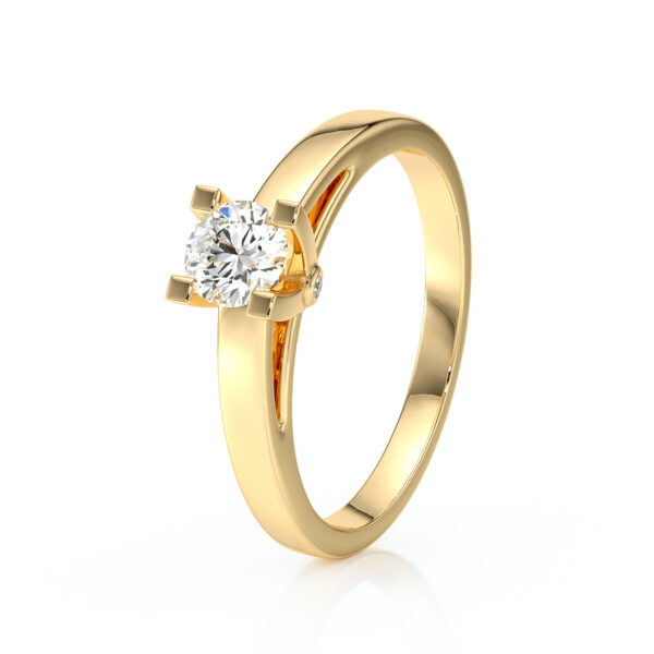 Bague en or jaune avec un diamant solitaire brillant au centre, design moderne et élégant, parfaite pour des fiançailles ou un cadeau spécial, modèle classique mettant en valeur l'éclat du diamant.