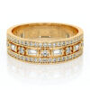Bague en or jaune ornée de diamants, présentant un design sophistiqué avec des diamants ronds et baguettes, idéale pour des occasions spéciales ou comme bague de fiançailles, combinant élégance intemporelle et modernité.