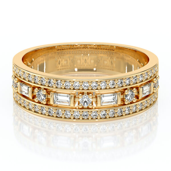 Bague en or jaune ornée de diamants, présentant un design sophistiqué avec des diamants ronds et baguettes, idéale pour des occasions spéciales ou comme bague de fiançailles, combinant élégance intemporelle et modernité.
