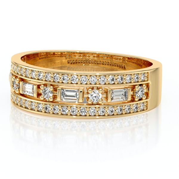 Bague en or ornée de diamants ronds et baguette, avec des motifs élégants et scintillants, idéale pour des occasions spéciales ou comme bijou de luxe, modèle en diamant unique et raffiné.
