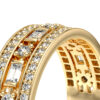 Bague en or massif ornée de diamants brillants, avec un design élégant comprenant des diamants taille émeraude et des diamants ronds, créant un magnifique contraste. Parfaite pour les fiançailles ou les occasions spéciales, cette bague incarne le luxe et le raffinement.