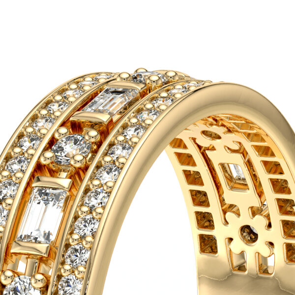 Bague en or massif ornée de diamants brillants, avec un design élégant comprenant des diamants taille émeraude et des diamants ronds, créant un magnifique contraste. Parfaite pour les fiançailles ou les occasions spéciales, cette bague incarne le luxe et le raffinement.