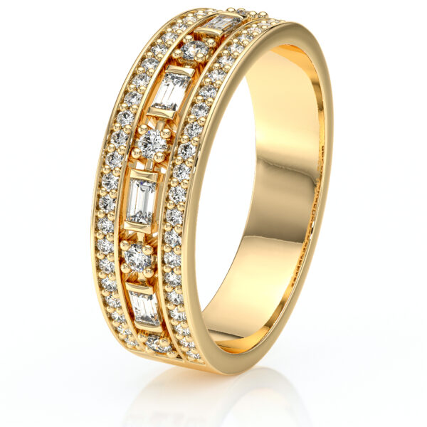 Bague en or jaune ornée de brillants et de diamants taille baguette, idéale pour les fiançailles ou comme bijou de luxe pour une occasion spéciale. Modèle élégant avec un design moderne qui allie sophistication et éclat, parfait pour ceux qui cherchent à ajouter une touche de glamour à leur collection de bijoux.