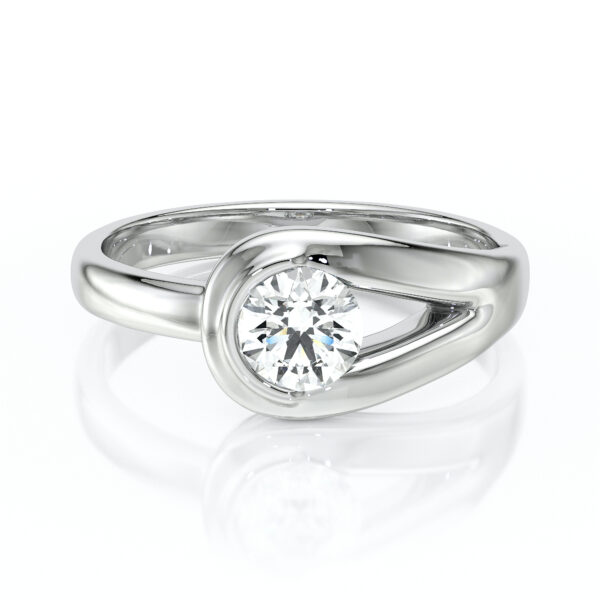 Bague élégante en or blanc avec un design moderne, présentant un diamant rond brillant au centre, entouré d'un cadre ondulé, symbole d'amour et d'engagement. Parfaite pour des fiançailles ou un cadeau romantique, cette bague allie sophistication et éclat, idéale pour les occasions spéciales.