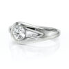 Bague en argent avec un diamant brillant, modèle élégant et moderne, idéale pour des fiançailles ou comme bijou de luxe, mettant en valeur le scintillement du diamant dans un design chic.