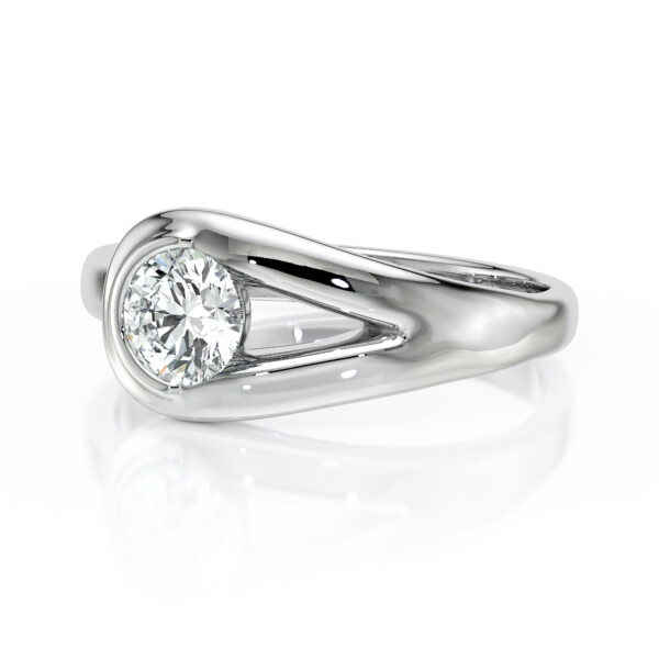 Bague en argent avec un diamant brillant, modèle élégant et moderne, idéale pour des fiançailles ou comme bijou de luxe, mettant en valeur le scintillement du diamant dans un design chic.