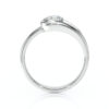 Bague de fiançailles en or blanc, ornée d'un diamant rond brillant, offrant un design élégant et moderne, parfaite pour une demande en mariage mémorable. Modèle avec diamant, idéal pour les amoureux cherchant une touche raffinée.