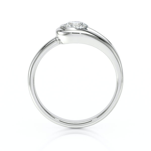 Bague de fiançailles en or blanc, ornée d'un diamant rond brillant, offrant un design élégant et moderne, parfaite pour une demande en mariage mémorable. Modèle avec diamant, idéal pour les amoureux cherchant une touche raffinée.