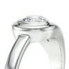 Bague en or blanc brillant avec un diamant circulaire serti sur une monture moderne. Le design élégant et raffiné de cette bague met en valeur la pierre précieuse, idéale pour une demande en mariage ou une occasion spéciale. Ensemble de bijoux de luxe avec une touche contemporaine, symbolisant l'amour et l'engagement.