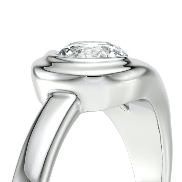Bague en or blanc brillant avec un diamant circulaire serti sur une monture moderne. Le design élégant et raffiné de cette bague met en valeur la pierre précieuse, idéale pour une demande en mariage ou une occasion spéciale. Ensemble de bijoux de luxe avec une touche contemporaine, symbolisant l'amour et l'engagement.