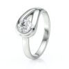Bague en argent avec un design élégant et moderne, ornée d'un diamant rond scintillant, idéale pour une demande en mariage ou une occasion spéciale. Cette bague en argent sterling met en valeur le diamant grâce à son sertissage délicat, symbolisant l'amour et l'engagement. Parfaite pour les amoureux du luxe et du style contemporain.