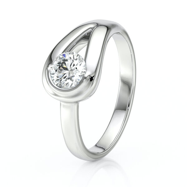Bague en argent avec un design élégant et moderne, ornée d'un diamant rond scintillant, idéale pour une demande en mariage ou une occasion spéciale. Cette bague en argent sterling met en valeur le diamant grâce à son sertissage délicat, symbolisant l'amour et l'engagement. Parfaite pour les amoureux du luxe et du style contemporain.