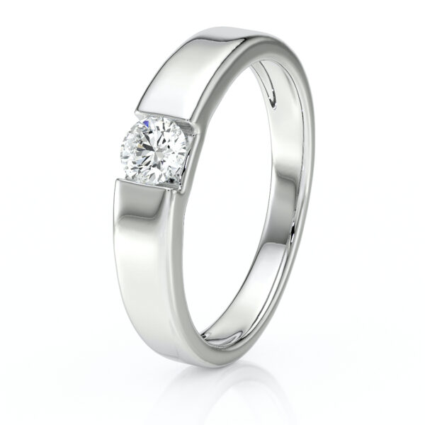 Bague en or élégante dotée d'un diamant brillant, style moderne, parfaite pour des fiançailles ou un cadeau spécial. Design raffiné avec une finition polie et un sertissage de diamant étincelant, ajoutant une touche de luxe. Modèle : Bague diamant or.
