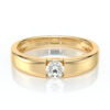Bague en or jaune avec un diamant rond, mettant en valeur un design élégant et moderne, parfaite pour des occasions spéciales comme les fiançailles ou les mariages, modèle classique avec diamant.
