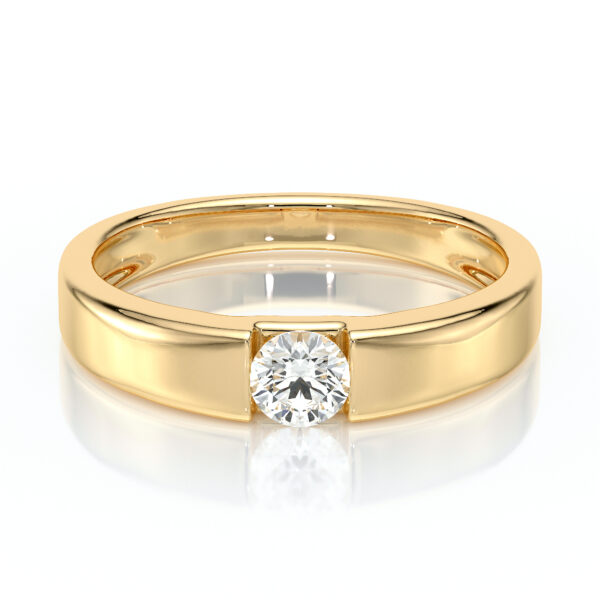 Bague en or jaune avec un diamant rond, mettant en valeur un design élégant et moderne, parfaite pour des occasions spéciales comme les fiançailles ou les mariages, modèle classique avec diamant.