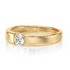 Bague en or avec un diamant rond, modèle moderne et élégant, parfaite pour une proposition ou une occasion spéciale. Son design intemporel et brillant met en valeur le diamant central, attirant tous les regards. Idéale pour les fiançailles ou comme bijou de luxe.
