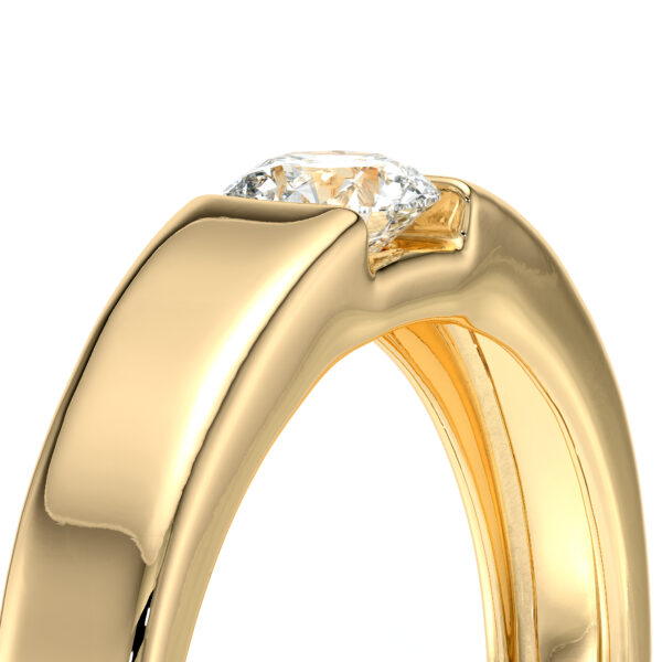 Bague de fiançailles en or jaune avec un diamant brillant, mettant en valeur un design moderne et élégant. Cette bijouterie raffinée, idéale pour une demande en mariage ou comme cadeau spécial, combine le luxe de l'or et l'éclat d'une pierre précieuse, symbole d'amour et d'engagement.
