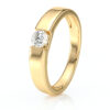 Bague en or élégante dotée d'un diamant brillant, style moderne, parfaite pour des fiançailles ou un cadeau spécial. Design raffiné avec une finition polie et un sertissage de diamant étincelant, ajoutant une touche de luxe. Modèle : Bague diamant or.