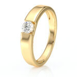 Bague en or élégante dotée d'un diamant brillant, style moderne, parfaite pour des fiançailles ou un cadeau spécial. Design raffiné avec une finition polie et un sertissage de diamant étincelant, ajoutant une touche de luxe. Modèle : Bague diamant or.