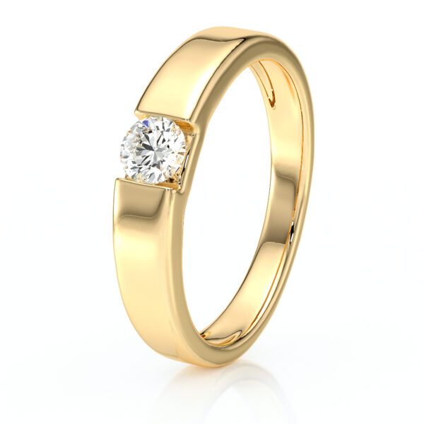 Bague en or élégante dotée d'un diamant brillant, style moderne, parfaite pour des fiançailles ou un cadeau spécial. Design raffiné avec une finition polie et un sertissage de diamant étincelant, ajoutant une touche de luxe. Modèle : Bague diamant or.