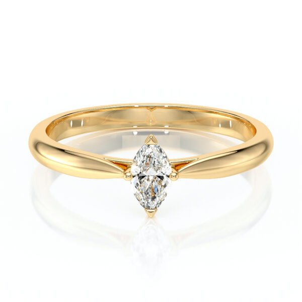 Bague en or jaune délicate avec un diamant taillé en marquise au centre, mettant en valeur la brillance du diamant et la fluidité du design, idéale pour une proposition ou un cadeau spécial, symbolisant l'amour et l'engagement.