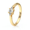 Bague en or jaune avec trois diamants scintillants, incluant un diamant central rond entouré de deux petites pierres, affichant une conception élégante et moderne, idéale pour une demande en mariage ou un cadeau spécial.