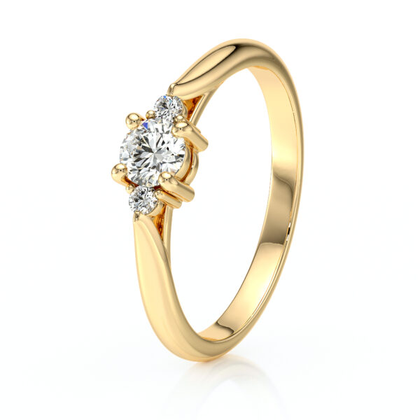 Bague en or jaune avec trois diamants scintillants, incluant un diamant central rond entouré de deux petites pierres, affichant une conception élégante et moderne, idéale pour une demande en mariage ou un cadeau spécial.
