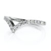 Bague en or blanc élégamment conçue, ornée de diamants étincelants disposés en courbes, mettant en valeur un design moderne et sophistiqué, idéale pour les fiançailles ou les occasions spéciales, modèle avec diamants.