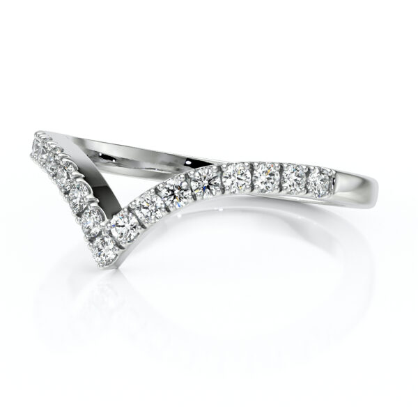 Bague en or blanc élégamment conçue, ornée de diamants étincelants disposés en courbes, mettant en valeur un design moderne et sophistiqué, idéale pour les fiançailles ou les occasions spéciales, modèle avec diamants.