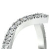 Bague en or blanc sertie de diamants brillants, modèle élégant et moderne, mettant en avant une finition polie et des pierres précieuses disposées avec soin, idéale pour des occasions spéciales comme des fiançailles ou un anniversaire.