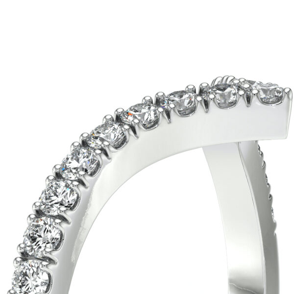 Bague en or blanc sertie de diamants brillants, modèle élégant et moderne, mettant en avant une finition polie et des pierres précieuses disposées avec soin, idéale pour des occasions spéciales comme des fiançailles ou un anniversaire.