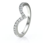 Bague en argent avec un design élégant en forme de cœur, ornée de diamants brillants, idéale pour un engagement ou une occasion spéciale. Modèle unique + diamant.