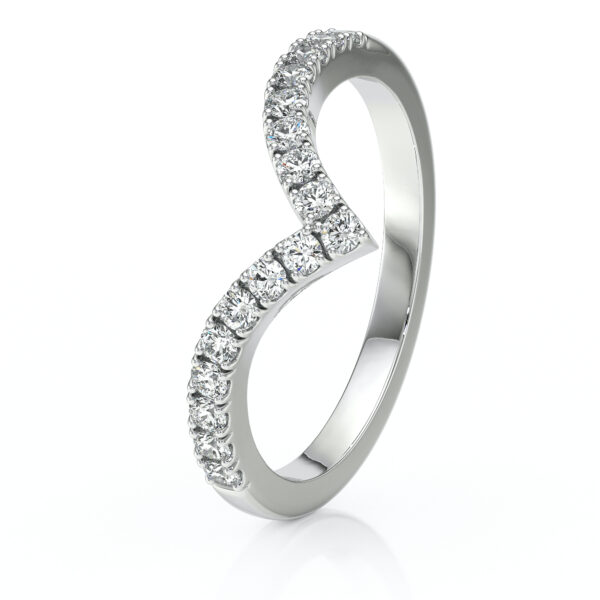 Bague en argent avec un design élégant en forme de cœur, ornée de diamants brillants, idéale pour un engagement ou une occasion spéciale. Modèle unique + diamant.