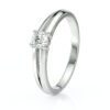 Bague en or blanc classique avec un diamant brillant au centre, style moderne, design élégant, parfaite pour une demande en mariage ou une occasion spéciale, mettant en valeur la beauté et l'éclat du diamant.