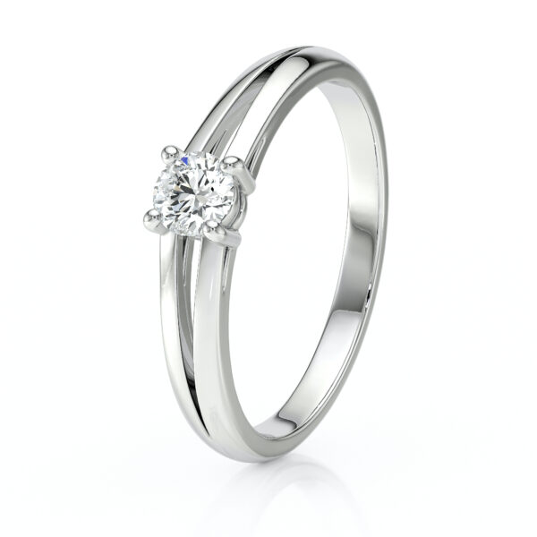 Bague en or blanc classique avec un diamant brillant au centre, style moderne, design élégant, parfaite pour une demande en mariage ou une occasion spéciale, mettant en valeur la beauté et l'éclat du diamant.