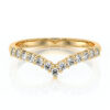 Bague en or avec un design en V, ornée de diamants ronds scintillants, parfaite pour une demande en mariage ou comme bijou de luxe. Élégance intemporelle et brillance éclatante, idéale pour les amateurs de bijoux raffinés.