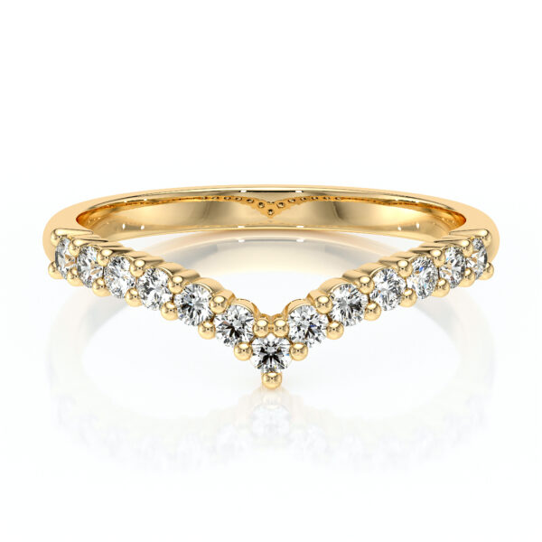 Bague en or avec un design en V, ornée de diamants ronds scintillants, parfaite pour une demande en mariage ou comme bijou de luxe. Élégance intemporelle et brillance éclatante, idéale pour les amateurs de bijoux raffinés.