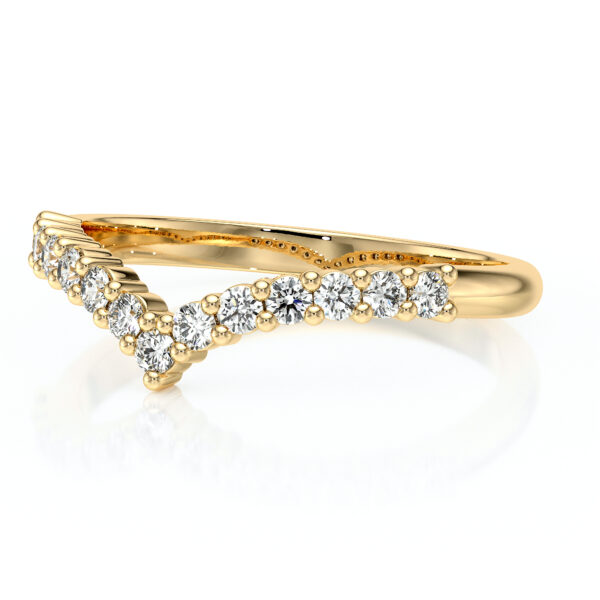 Bague en or jaune avec des diamants scintillants en taille brillant, design élégant en forme de V, idéale pour les fiançailles ou comme bijou de mode, ajoutant une touche luxueuse à toute tenue. Modèle + diamant.
