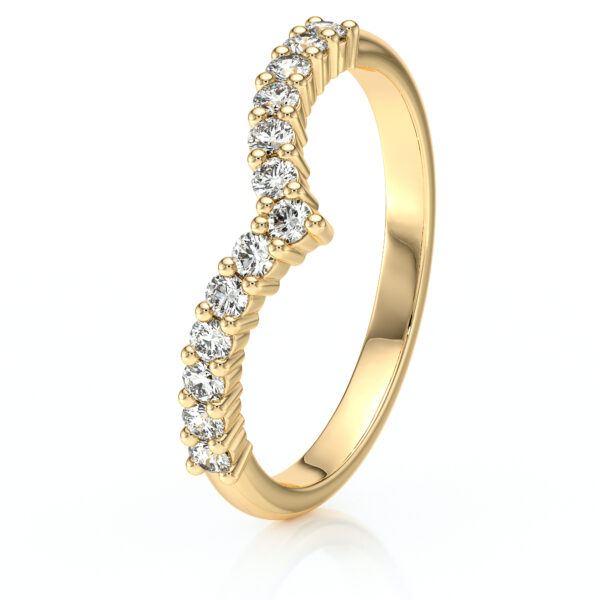 Bague en or jaune ornée de diamants, avec une conception ondulée pour un style élégant et moderne, parfaite pour les occasions spéciales. Modèle unique et saisissant, ajoutant une touche de luxe à n'importe quelle tenue.