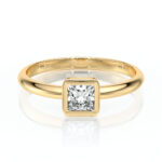 Bague en or avec un diamant carré brillant au centre, présentée sur un fond blanc. Cette bague de fiançailles met en valeur un design moderne et élégant, idéale pour les proposants en quête d'une pièce distinctive et raffinée.