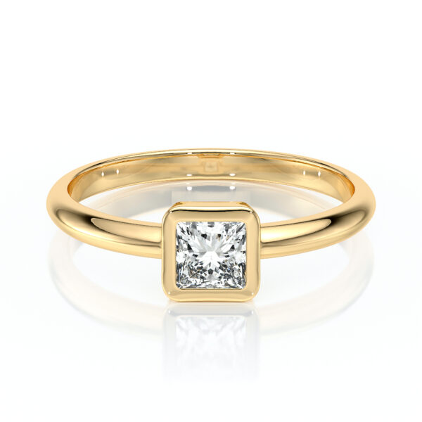 Bague en or avec un diamant carré brillant au centre, présentée sur un fond blanc. Cette bague de fiançailles met en valeur un design moderne et élégant, idéale pour les proposants en quête d'une pièce distinctive et raffinée.