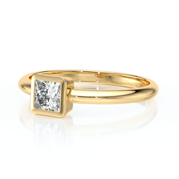 Bague en or jaune avec un diamant en coupe princesse, élégant bijou parfait pour les fiançailles ou un cadeau spécial. Design moderne et raffiné, mettant en valeur la brillance du diamant sur un anneau délicat.