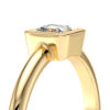Bague en or jaune avec un design élégant et un diamant carré éclatant au sommet, parfaite pour une demande en mariage ou une occasion spéciale, mettant en avant l'artisanat de haute joaillerie et le luxe intemporel.