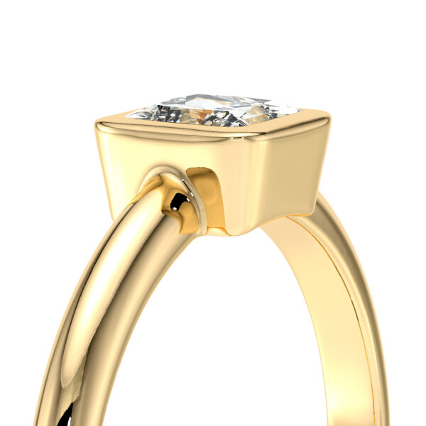Bague en or jaune avec un design élégant et un diamant carré éclatant au sommet, parfaite pour une demande en mariage ou une occasion spéciale, mettant en avant l'artisanat de haute joaillerie et le luxe intemporel.