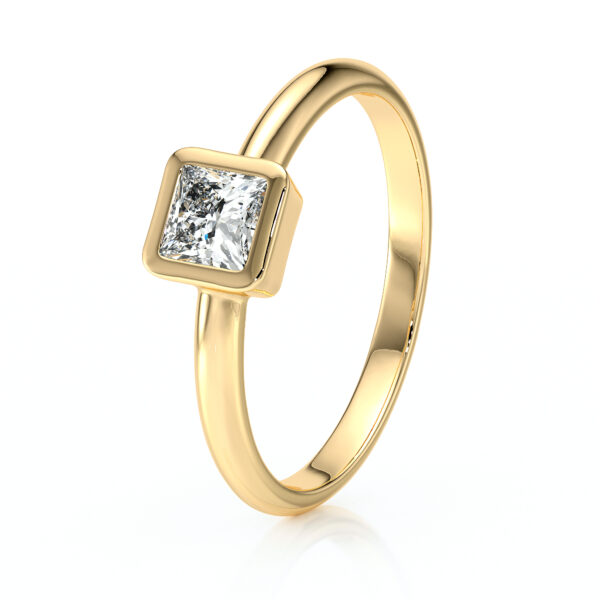Bague en or jaune avec un diamant carré, design élégant et moderne, parfait pour des occasions spéciales ou comme bague de fiançailles. Un bijou intemporel qui reflète le luxe et la sophistication.