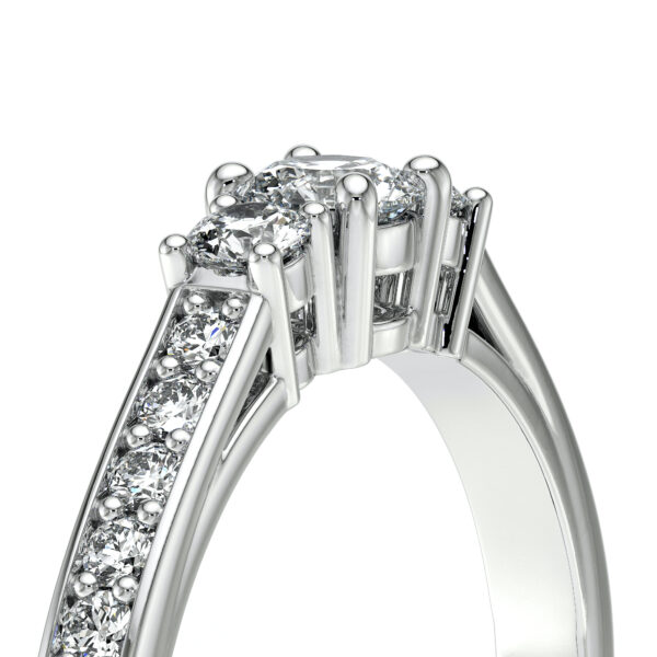 Bague en diamant de luxe en or blanc, ornée de plusieurs diamants sertis sur le corps, avec un diamant principal central procurant un éclat exceptionnel. Ce modèle sophistiqué est parfait pour une demande en mariage ou une occasion spéciale, mettant en avant le travail artisanal et le design élégant.